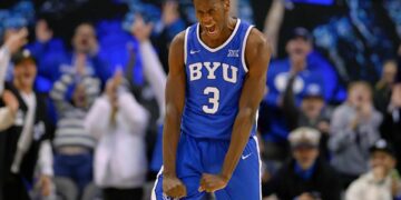 2026 年 NBA 選秀熱門人選 AJ Dybantsa 在比賽中扣籃與接受採訪的畫面