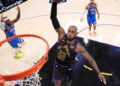 NBA 湖人隊球星詹姆斯與里夫斯在場上溝通戰術