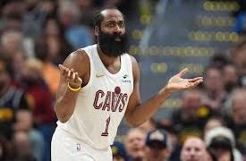 NBA 騎士隊球星哈登與米契爾在比賽中討論戰術