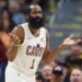 NBA 騎士隊球星哈登與米契爾在比賽中討論戰術